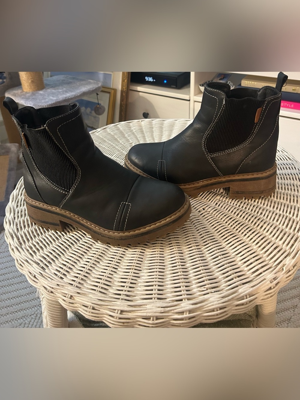 ALBERTO Black Faux-Fur Lined Chelsea Boots – Size 36 (Fits 6-6.5 / Small 7)